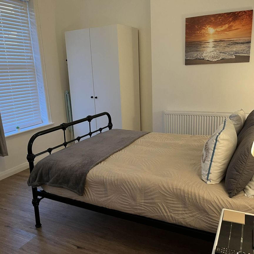 Room 2: 108A High Street, Godalming, GU7 1DW - Photo 1