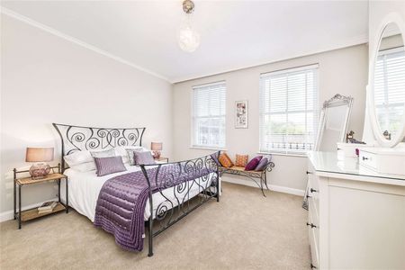 A stylish townhouse with river views and roof terrace in Barnes Village - Photo 5