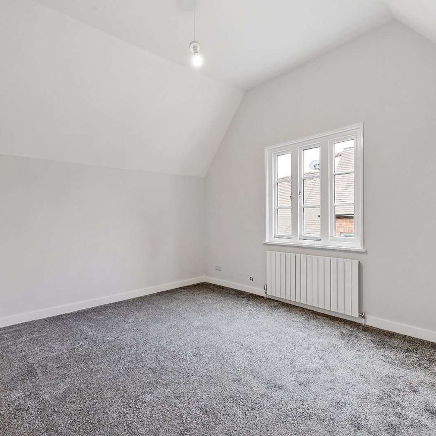 A recently updated first floor apartment located on the Marlow High Street. Parking available by separate negotiation - Photo 1