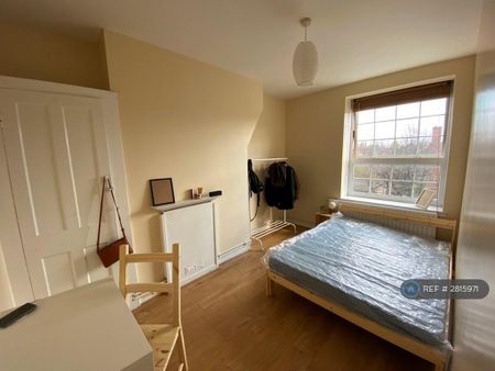 3 bedroom flat to rent - Photo 4