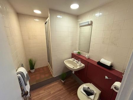 1 bedroom in a house share to rent - Photo 2
