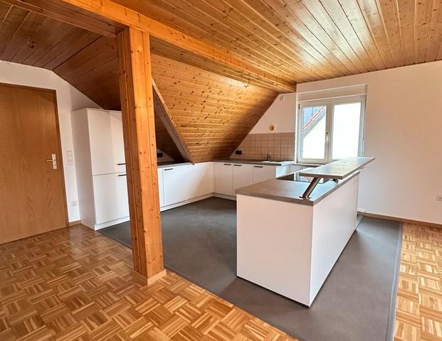 Zentrale 2-Zimmer-Dachgeschosswohnung mit neuer Einbauküche - Foto 1
