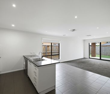 LARGE MODERN FAMILY HOME - Photo 6