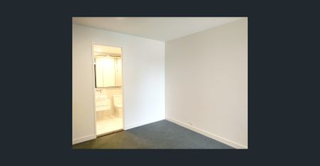 Luxury Melbourne Apartment with Rooftop Pool & Prime Location Near Albert Park - Photo 2