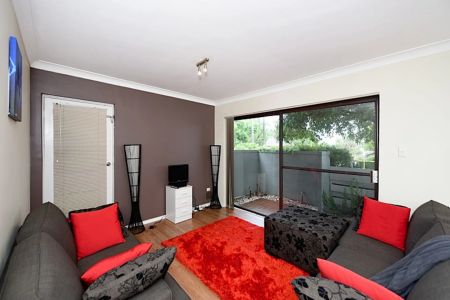 Charming 2-Bedroom Ground Floor Unit with Private Courtyard - Photo 5