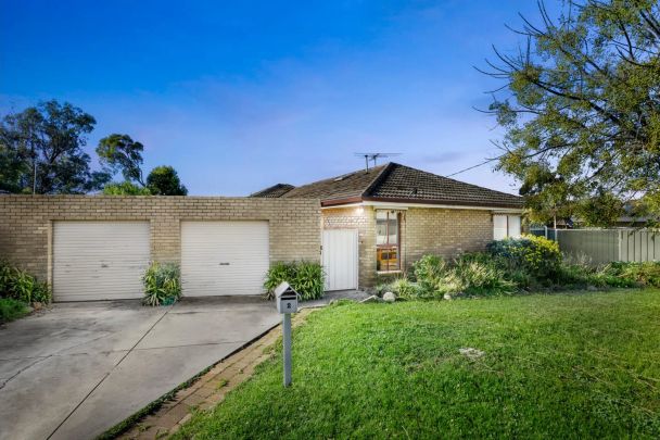Neat and Spacious Family home in Prime location! - Photo 1