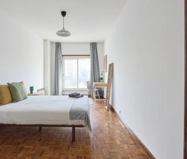 Room in a shared 5-bedroom apartment for rent in Lisbon, bills incl... - Photo 3