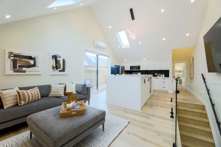 For Lease - 6 Luttrell Avenue Unit# 2nd Floor, Toronto, Ontario - Photo 3