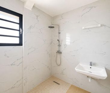 Location Maison 4 pièces 81m² ST PIERRE 97410 - Photo 5