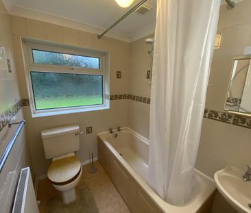 3 bedroom detached bungalow to rent - Photo 6