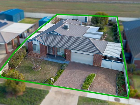 Spacious Family Home! - Photo 1