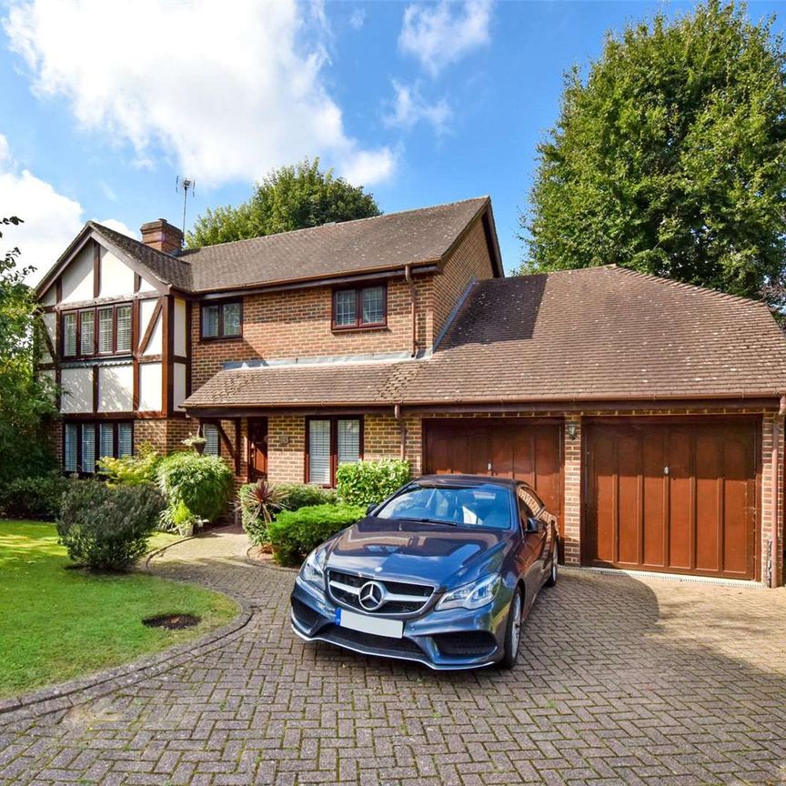 A beautifully presented family home finished to a high standard. The property offers great accommodation for modern family life and entertaining. - Photo 1