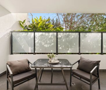 Modern villa-style apartment with lush garden views - Photo 6