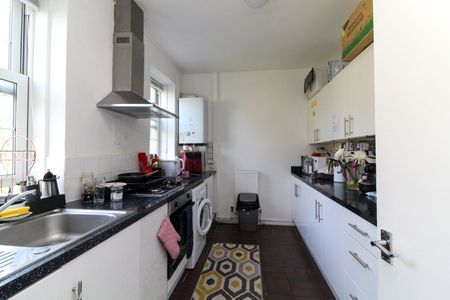 4 Bed Flat, Howland House, SW16 - Photo 3