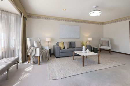 Delightful Spacious Family Home – Superb Location! - Photo 4