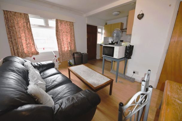 3 bedroom House in Mayville Avenue, Leeds - Photo 1