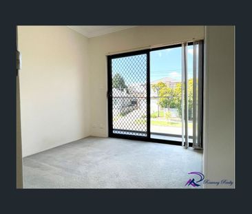 Near New Stylish 4-Bedroom Family Home - Photo 3