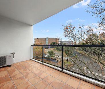 Updated studio apartment close to all amenities - Photo 2