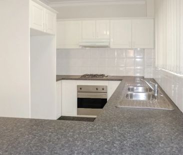 SPACIOUS & WELL PROPORTIONED 2-BEDROOM CLOSE TO SHOPS/STATION! - Photo 6