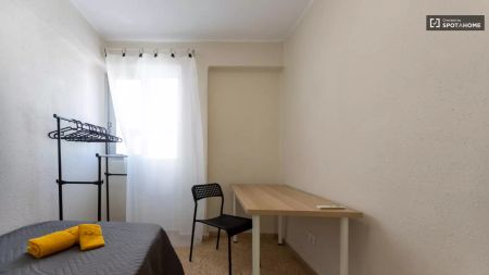 Single Bed in Room in a shared 4-bedroom apartment for rent in Torrefiel, WiFi included - Photo 4