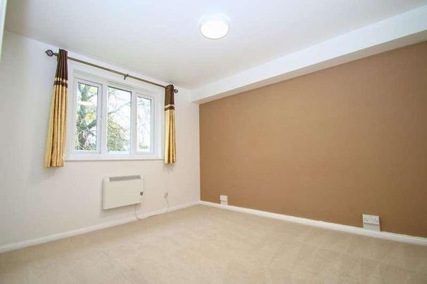 Alexandra Gardens, Knaphill, Woking, GU21 - Photo 1