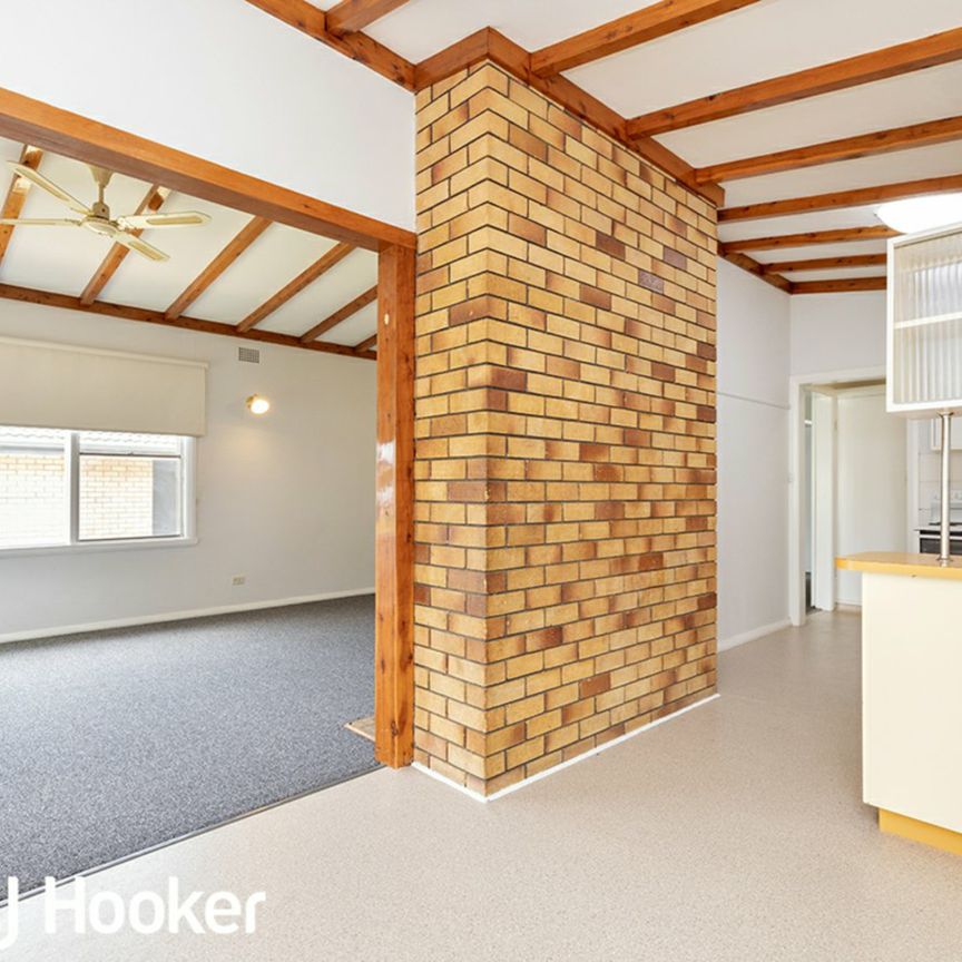 Spacious Three Bedroom Home with High Ceilings - Photo 1