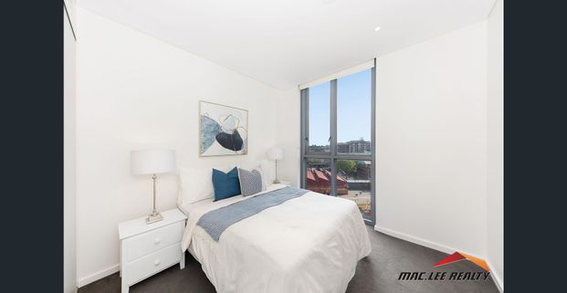 Stunning Two Bedroom Apartment in "Darling Square" - Photo 1