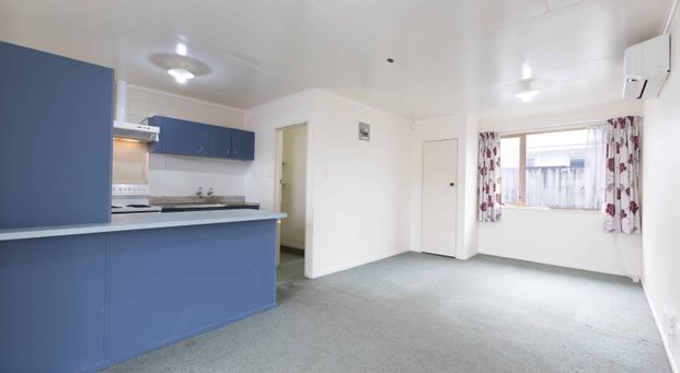 2 Bedrooms in West End - Photo 1