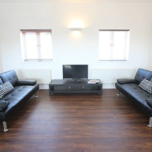 High Street - Photo 2