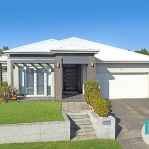 Stunning Family Home - Photo 2