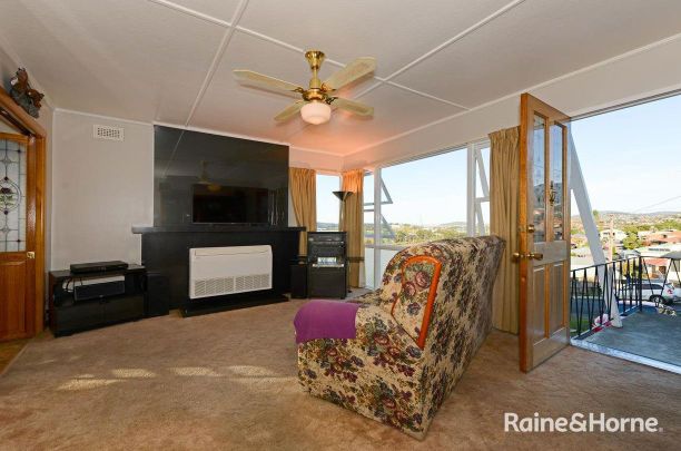 Large Family Home With Amazing Views - Photo 1