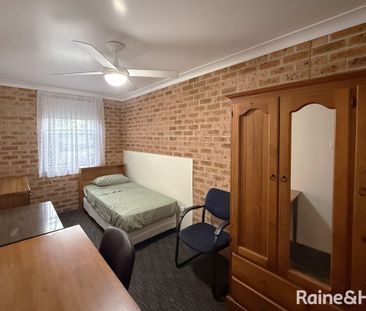 Male Only Boarding House Accommodation - Furnished Single Room - Photo 1