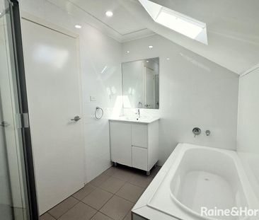Three Bedroom Townhouse with Ducted Air Conditioning - Photo 6