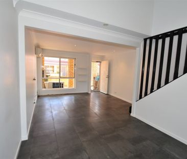 2-Bedroom townhouse, fully AC and renovated - Photo 3
