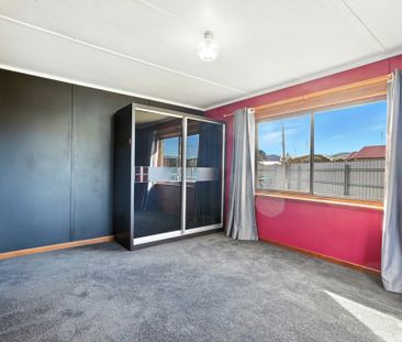 Spacious 3-bedroom family home available now - Photo 3