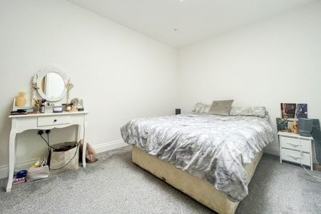 The Broadway, Crowborough - Photo 2