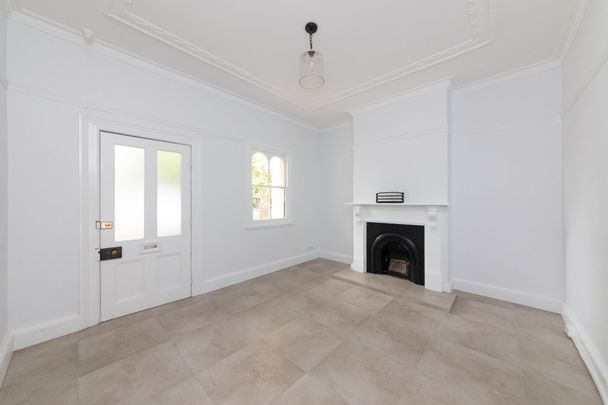 Beautiful Townhouse Conveniently Located! - Photo 1