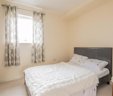 2 bed Flat To Let - Photo 4