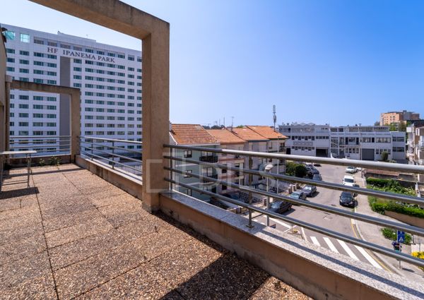 Apartamento T1 com terraço e lugar de garagem situado no Campo Alegre