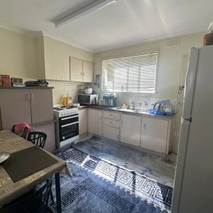 2-Bedroom Ground Floor Flat in Prime Dandenong Location - Photo 2