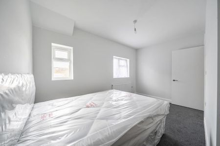 4 bedroom semi-detached house to rent - Photo 3