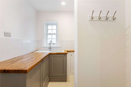 Luxury three bedroom mews house located in the heart of St Albans City centre - Photo 3