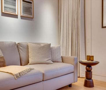 An exquisitely refurbished three bedroom Kensington townhouse, combining refined contemporary design with elegant period proportions, moments from Kensington Palace. - Photo 2