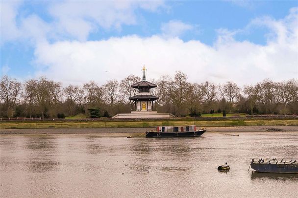 A brilliant three bedroom apartment on Chelsea Embankment with views over looking the river close to the local amenities of the Kings Road and just moments from Battersea Park. - Photo 1