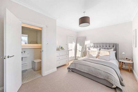 A well-finished five bedroom house located close to Putney High Street and the River Thames. - Photo 2