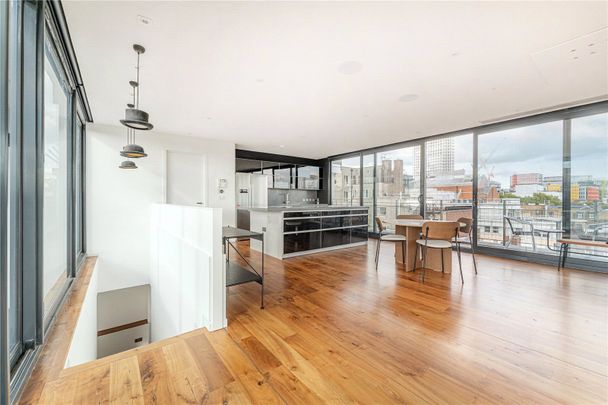 A Luxurious Two Bedroom Duplex Penthouse Apartment in the Heart of Soho. - Photo 1