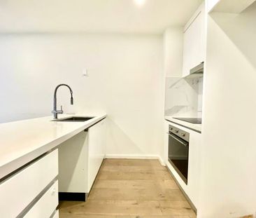 Spacious Amazing 2 Bedroom Apartment READY TO MOVE IN! - Photo 3