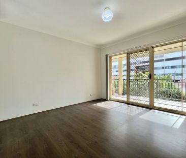 Spacious Two Bedroom Apartment With Double Lock Up Garage - Photo 1