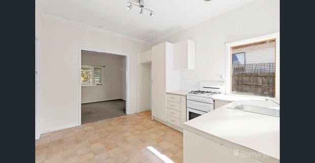 This pretty 2 bedroom home has all the comforts you need. - Photo 1