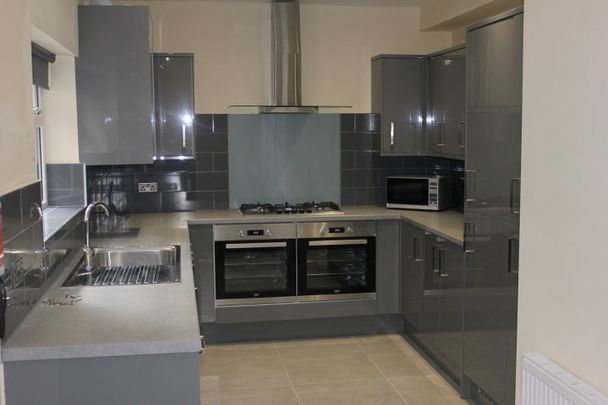 5 Bed End Terrace, Deramore Street, M14 - Photo 1